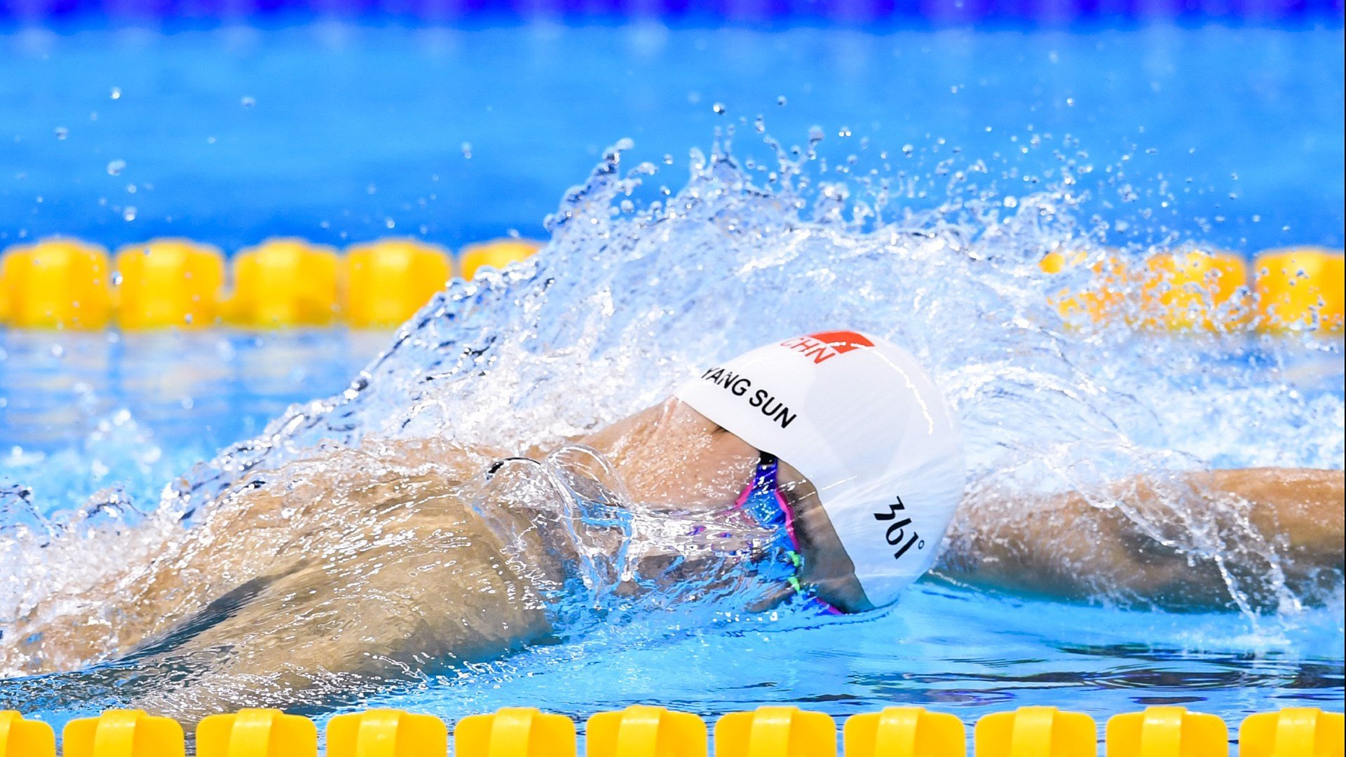 kaiyun sports-浓眉哥回归赛场，赛况扑朔迷离首场状态亮眼，湖人观众沸腾！